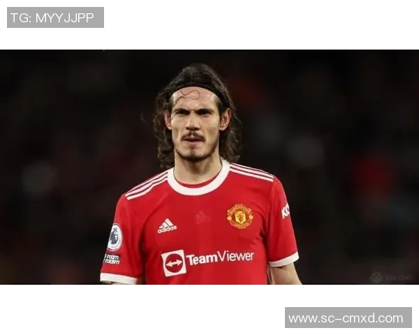 足球明星身穿黑色球衣展现魅力与力量的完美结合